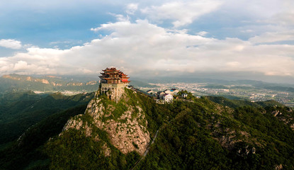 浙江臺州溫嶺市的樓旗尖,是當地地標性建筑,被稱為小布達拉宮。當天爬到山頂,無人機頻頻被鷹騷擾,差點被叼走,還好有驚無險,可惜還是錯過了最美的朝霞。